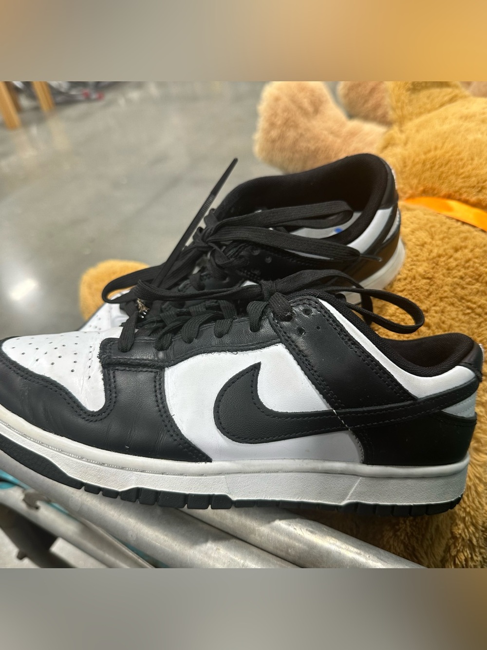 Nike Men’s Black and White Low-Top Sneakers